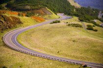 Сельское шоссе над зелеными полями — стоковое фото