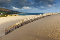Dune di sabbia con recinzione in legno — Foto stock