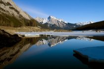 Medicine Lake, Jasper National Park, Alberta, Canadá - foto de stock