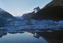 Montañas y formaciones de hielo - foto de stock