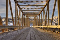 O convés de uma ponte de metal — Fotografia de Stock