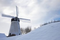 Moinho de vento no inverno sobre a neve — Fotografia de Stock
