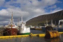 Buques de pesca en Islandia - foto de stock