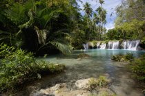 Спокойный водопад — стоковое фото