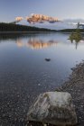 Lac de montagne avec montagnes — Photo de stock