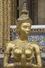 Золотая статуя в королевском дворце — стоковое фото