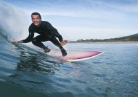Hombre Wakeboarding sobre el agua - foto de stock