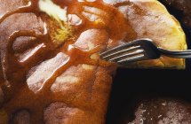 Fourchette à gros plan coupant en crêpe au sirop d'érable — Photo de stock