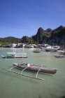 Bangka Boote sitzen in der Bucht — Stockfoto