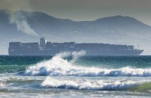Carguero en el estrecho de Gibraltar - foto de stock