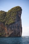 Лодка приближается к одному из островов Пхи Пхи — стоковое фото