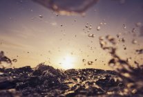 Шлифовка воды на закате — стоковое фото