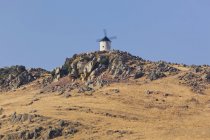 Windmühle auf dem Hügel oberhalb von fuente el fresno — Stockfoto