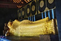 Estátua de Ouro de um Buda Reclinado — Fotografia de Stock