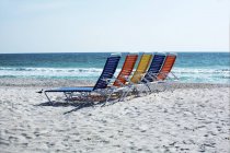 Chaises de plage sur sable — Photo de stock