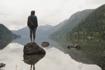 Young Man Stands On Rock — Stock Photo