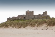 Bamburgh замок на пляжі — стокове фото