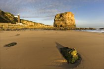 Playa de arena con rocas - foto de stock