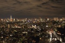 Skyline de la ville la nuit — Photo de stock