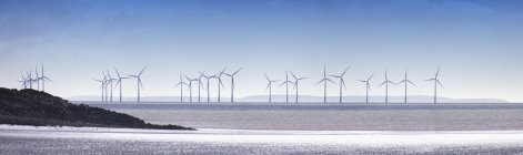 Turbine eoliche lungo la costa — Foto stock