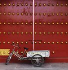Fahrrad vor dem Tor — Stockfoto