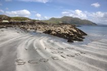 Écrire dans le sable contre l'eau — Photo de stock