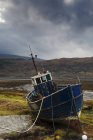 Boot an Land mit Gras — Stockfoto