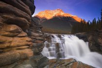 Hermosa cascada de montaña - foto de stock