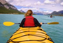 Kayakers che nuotano sul lago di montagna — Foto stock
