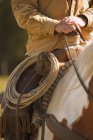 Cowboy a cavallo e lazo — Foto stock