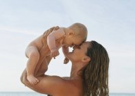 Madre con il suo bambino — Foto stock