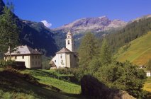 Alpine Chapel in mountains — Stock Photo