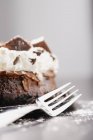 Крупный план шоколадного десерта на белой поверхности — стоковое фото