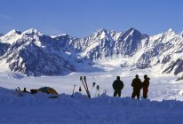 Alpinistas silhuetas com picos no fundo — Fotografia de Stock