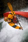Blanc garçon dans orange uniforme kayak sur rivière — Photo de stock