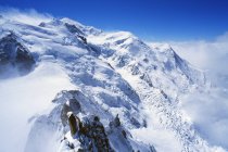 Picos de montaña nieve - foto de stock