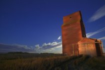 Пустой зерновой лифт — стоковое фото