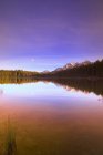 Живописное отражение в горном озере — стоковое фото