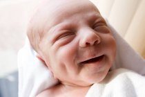 Entzückend schöne kaukasische Baby lächelnd — Stockfoto