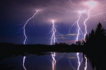 Буря блискавки над озером — стокове фото