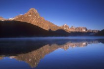 Lago de aves aquáticas e Monte Chephren — Fotografia de Stock