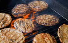 Hamburger Patties cocinando en la parrilla - foto de stock