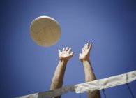 Hände blockieren fliegenden Ball — Stockfoto