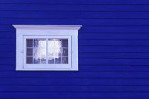 Fenêtre sur le parement bleu — Photo de stock