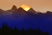 Picos de montaña al amanecer - foto de stock