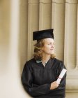 Um graduado sorrindo olhando para longe — Fotografia de Stock