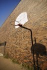 Баскетбольное кольцо против кирпичной стены — стоковое фото