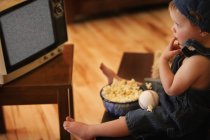 Мальчик смотрит пустое телевидение — стоковое фото