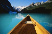 Каноэ на озере Луиза в Альберте, Канада — стоковое фото