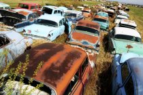 Vecchie auto arrugginite — Foto stock